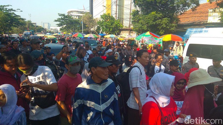 Dibubarkan, Massa #2019GantiPresiden Keliling Tugu Pahlawan