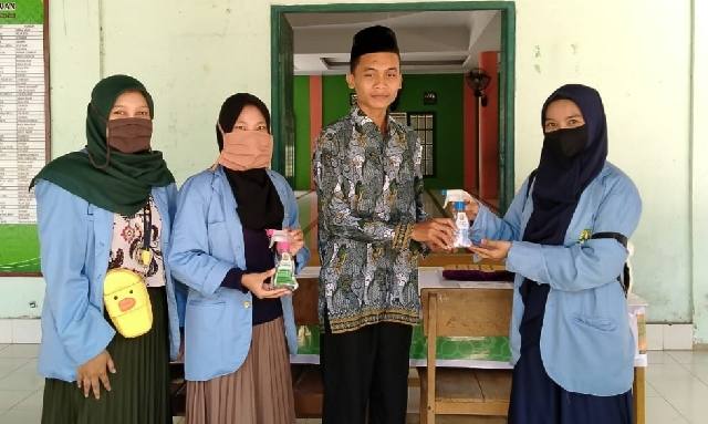 Mahasiswa Kukerta Relawan Covid-19 Unri Bagikan Hand Sanitizer ke Warga Muara Fajar Barat-Timur