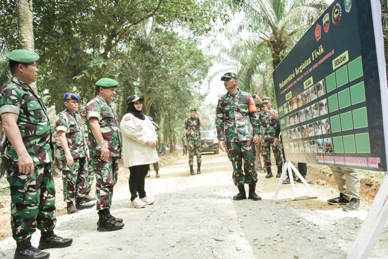 Bupati Kasmarni Dampingi Pangdam I/BB Tinjau Kegiatan TMMD ke-113