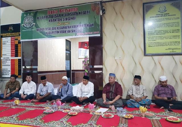 Kejari Kuansing Buka Puasa Bersama Warga dan Anak Yatim Desa Jake