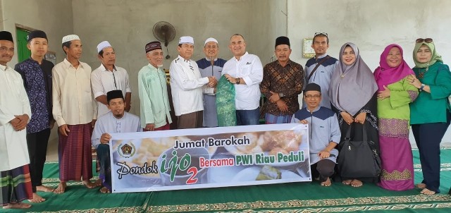 PWI Riau Peduli Serahkan 16 Roll Karpet Sajadah ke Masjid Al Furqon Aur Sati Kampar