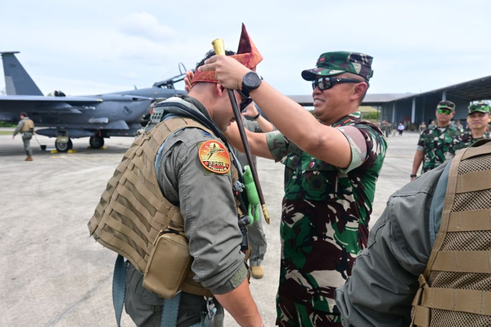 Pesawat F-15 USAF Mendarat di Lanud Roesmin Nurjadin