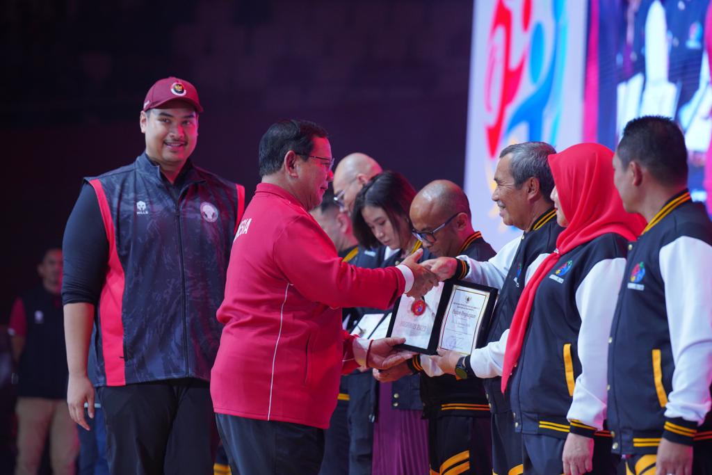 Diserahkan Menhan Prabowo, Gubri Syamsuar Dianugerahi Penghargaan Pelaku Olahraga Berprestasi 2023