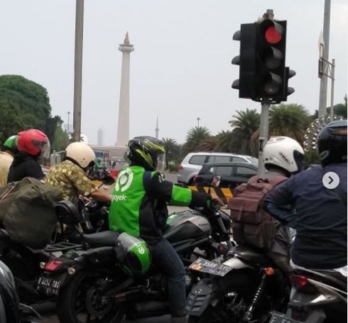 Driver Ojol Tertangkap Kamera Tunggangi Motor Sultan Seharga Rp170 Juta