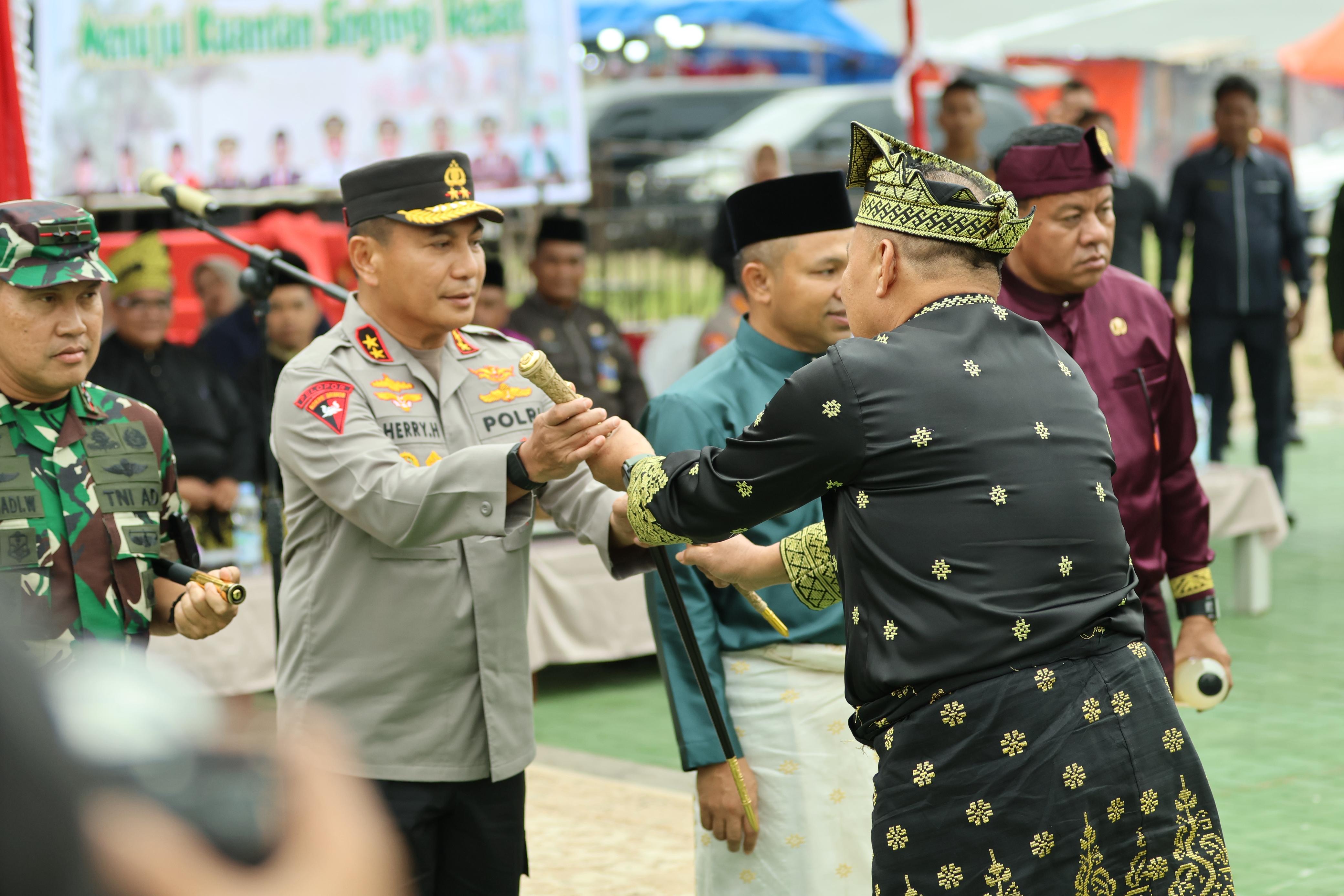 654 Dubalang Kuantan Dikukuhkan: Jaga Kelestarian Alam dan Adat Kuansing