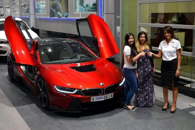 Inilah Perempuan Beruntung Pemilik BMW i8 Lava Red