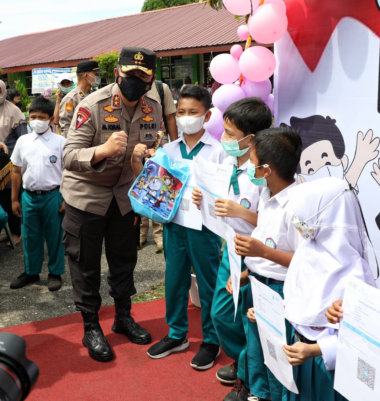 Kapolda Riau Tinjau Vaksinasi Massal Anak 6-12 Tahun di Tualang