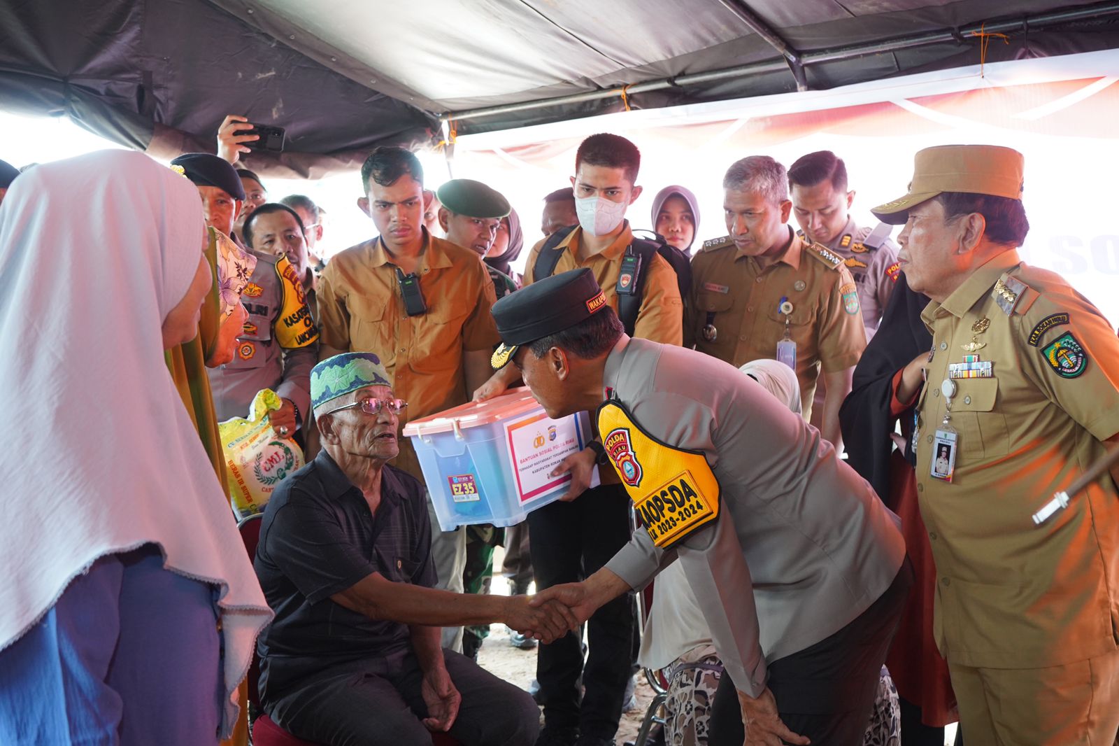 Warga Rohul Terdampak Banjir Terima Bantuan Sembako dari Polda Riau