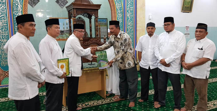 Lanjutkan Safari ke Al Jariyah, Rektor Titip Mahasiswa UIR ke Jamaah Masjid