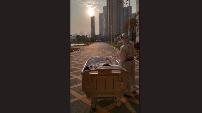 Viral, Momen Haru Dokter dan Pasien Corona Nikmati Matahari Terbenam