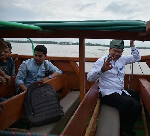 Lintasi Laut Tanjung Datuk Inhil, Firdaus - Rusli Nikmati Ayunan Gelombang