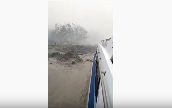 Diduga Akibat Kabut Asap, <i>Speedboat</i> di Perairan Kuala Kampar Keluar ke Daratan