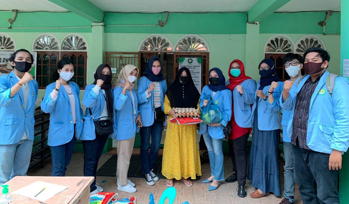 Mahasiswa Kukerta Relawan Covid-19 Unri Kecamatan Bukit Raya Berikan Bantuan Alkes dan Sembako