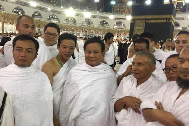 Amien-Prabowo Bertemu dan Berdoa Bersama di Depan Kabah