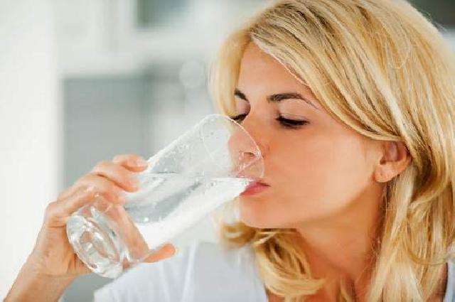 Jangan Terlalu Banyak Minum Air Putih Saat Diare