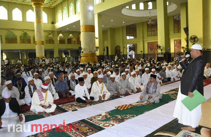 Pusatkan Salat Idul Adha di Markas Islamy, Plh Bupati Kampar Serahkan 31 Ekor Hewan Kurban