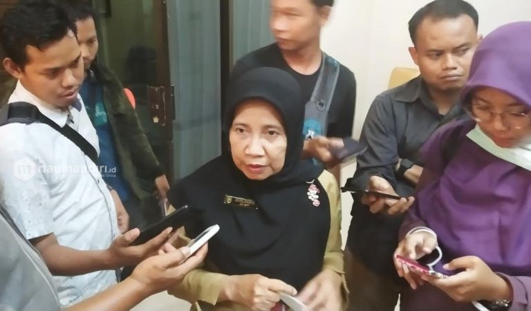 Tim Medis Cek Kesehatan Keluarga Pasien Positif Corona di Pekanbaru