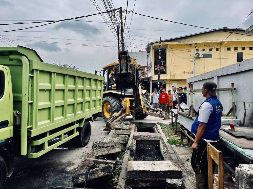 Pemko Dumai Bersihkan Drainase di Dumai Timur