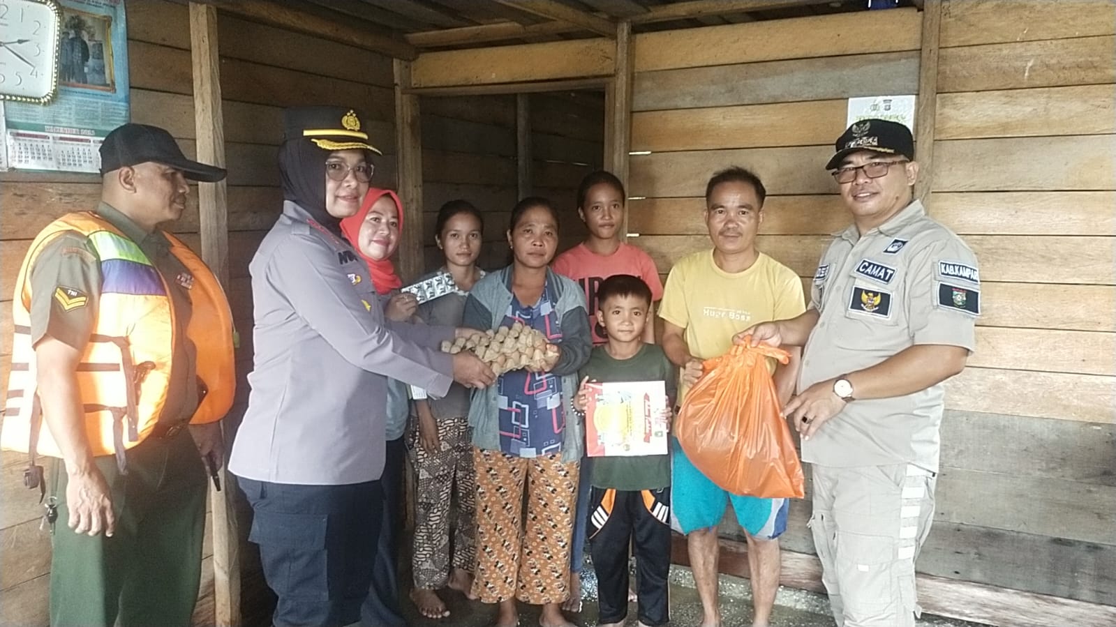 Polsek Tapung Berikan Bantuan Sembako dan Obat-obatan ke Warga Terdampak Banjir di Petapahan