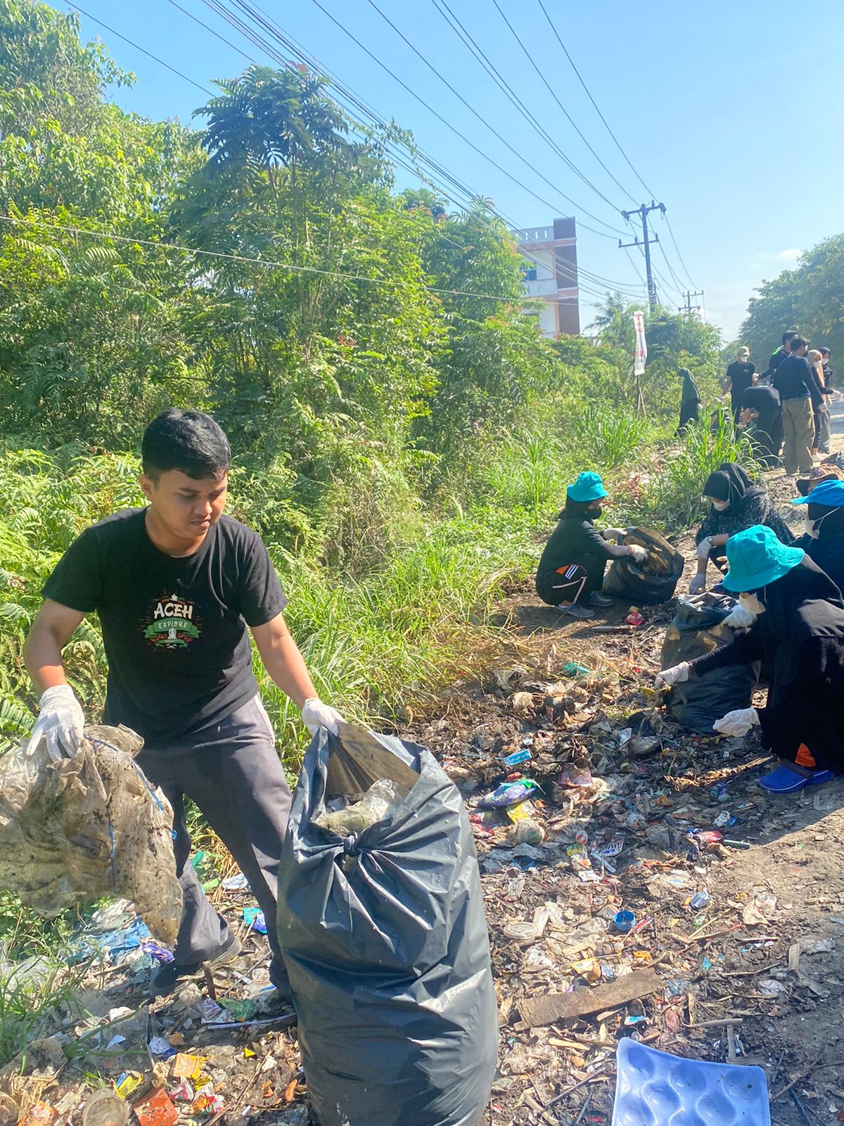 Millenial Peduli Lingkungan Bersihkan Sampah di Bangau Sakti