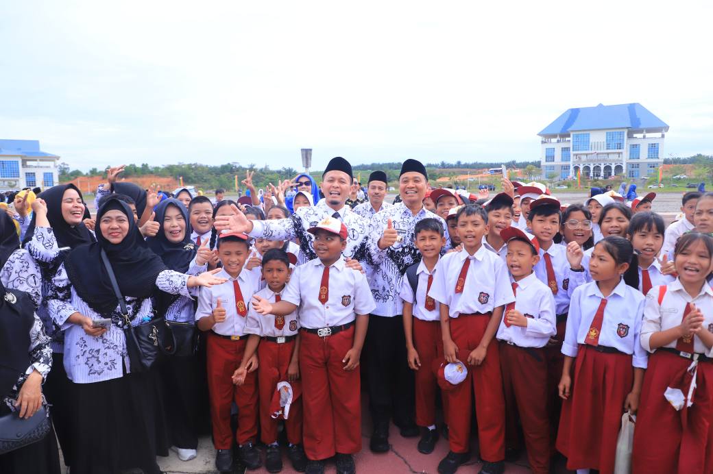 Ribuan Guru di Pekanbaru Terima Beasiswa dan Kenaikan Tunjangan