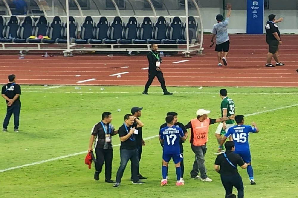 Yoyok Sukawi Luka Akibat Bentrok Antarsuporter PSIS Semarang vs PSS Sleman
