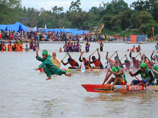 Badai Sempat Ganggu Pembukaan Pacu Jalur