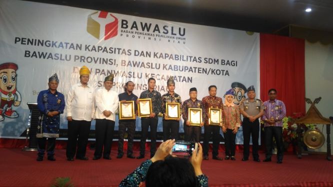 Bawaslu Riau Serahkan Penghargaan, Rusidi: Ini Apresiasi dan Motivasi Bagi Pengawas Pemilu