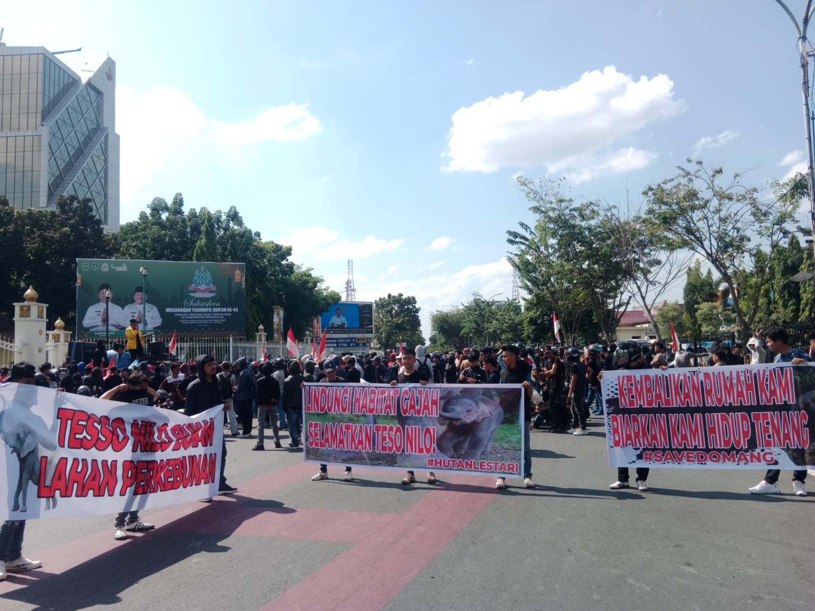 Dukung Penertiban Kawasan TNTN: Massa Aksi Berikan Boneka Gajah