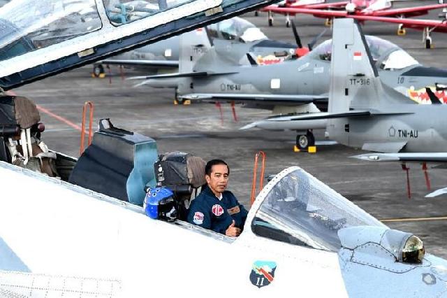 Dari Dalam Sukhoi, Jokowi Ucapkan HUT ke-71 TNI AU