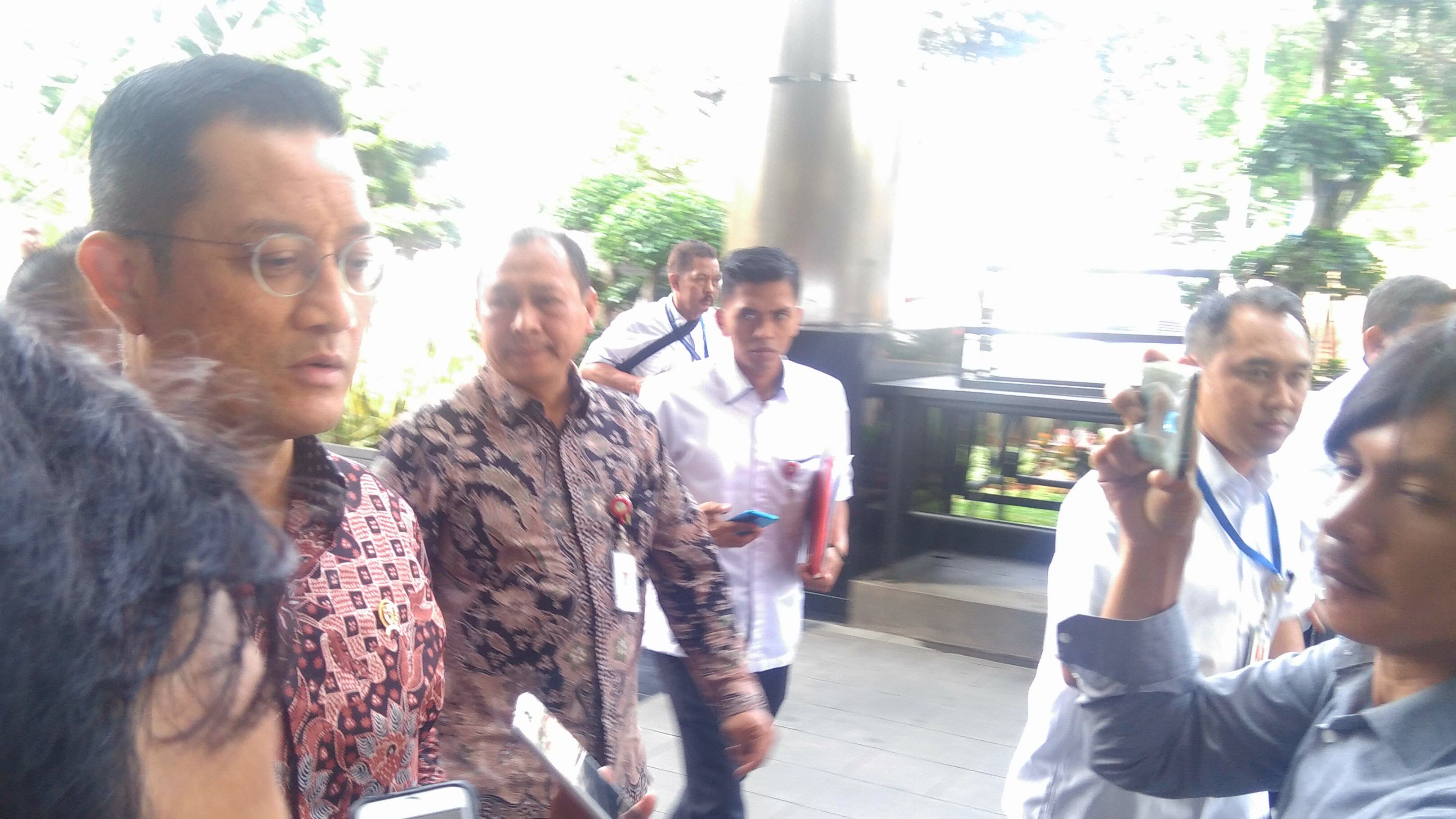 Kenakan Batik, Mensos Juliari Datangi KPK