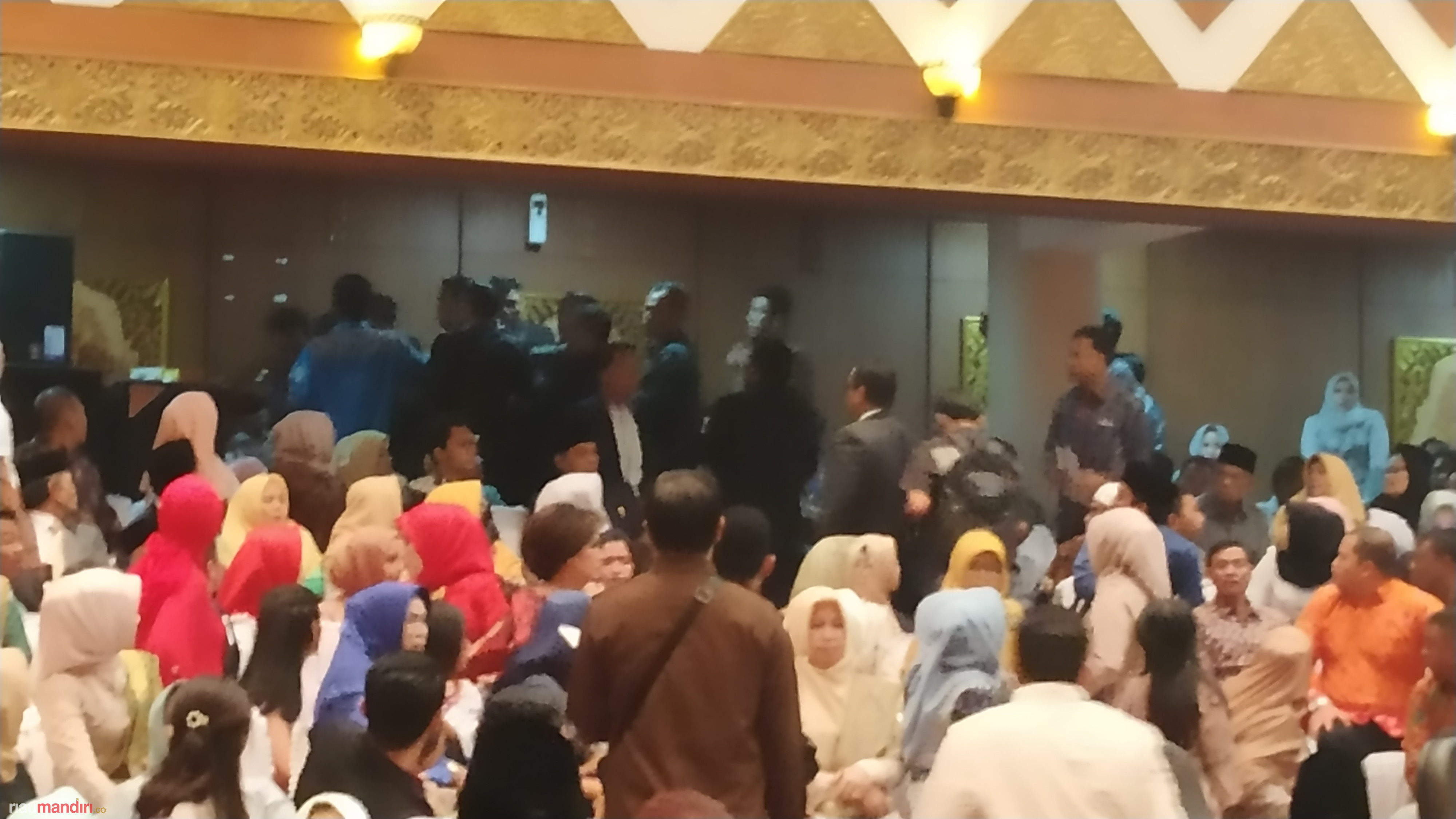 Mahasiswa Bentang Karton Saat Sukarmis Pimpin Rapat Paripurna Pelantikan DPRD Riau