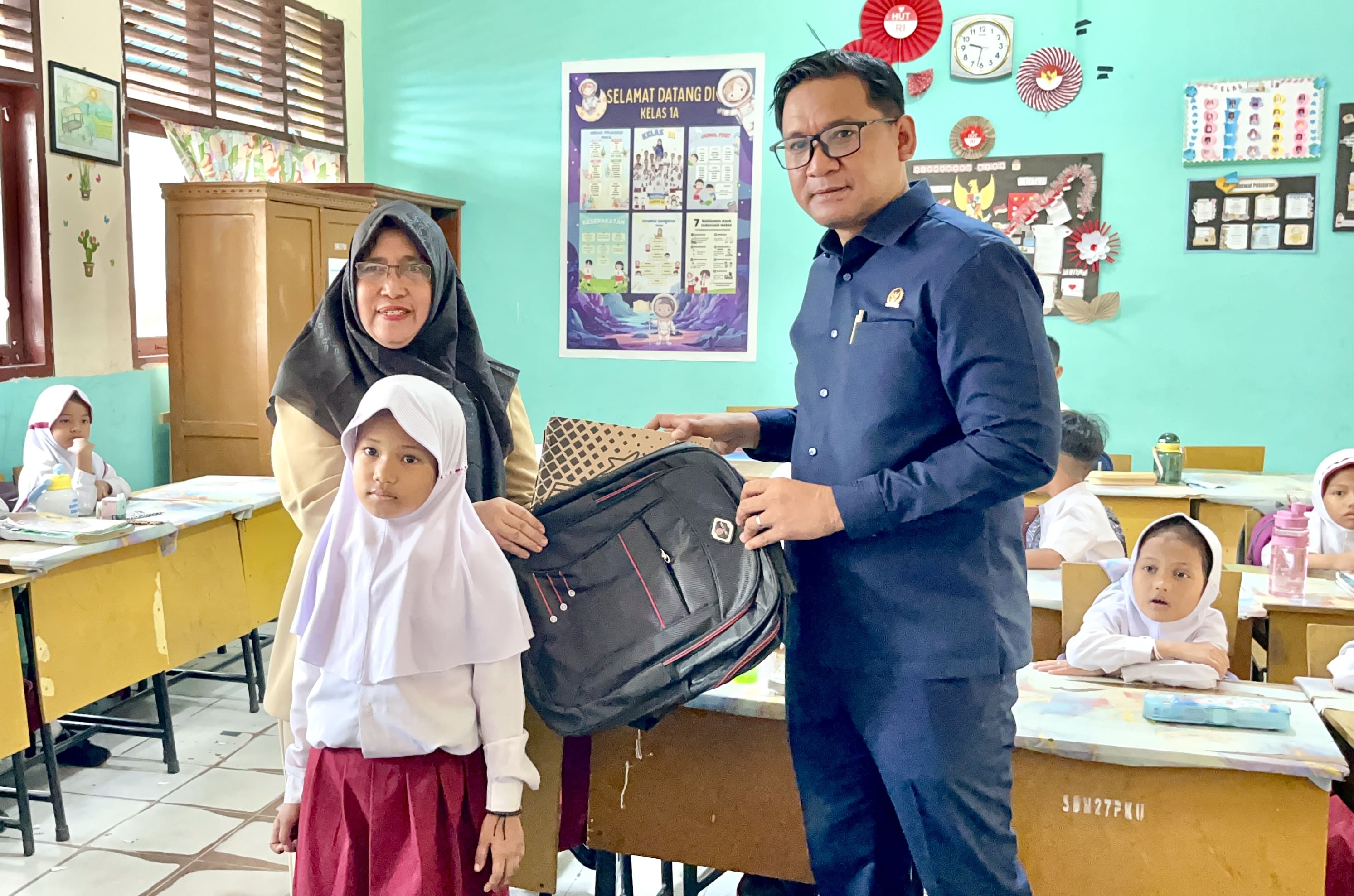 Sampena HUT ke-14, DPW Nasdem Riau Berbagi Peralatan Sekolah