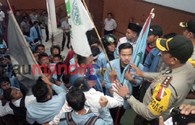 Mahasiswa Sebut Anggota Dewan Riau Pengecut dan Pengkhianat Rakyat