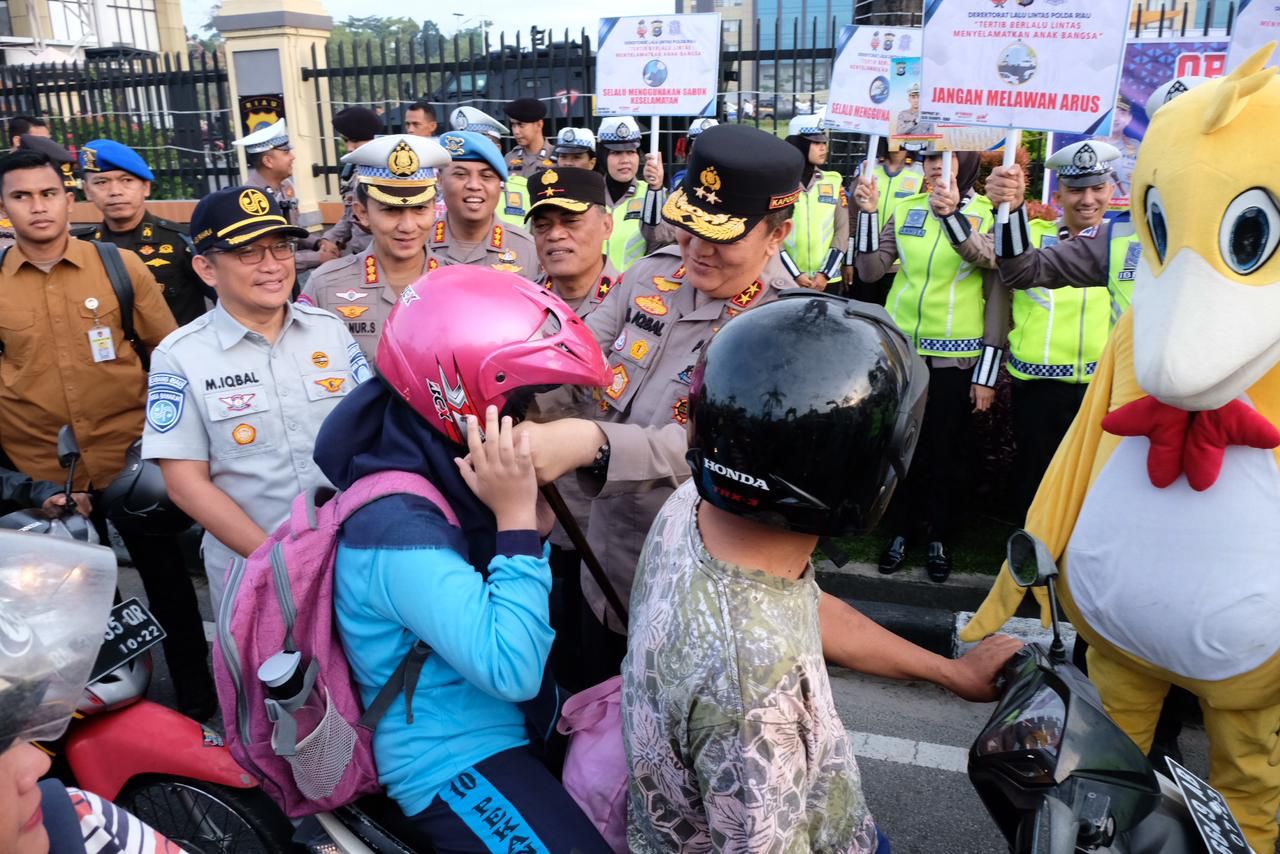 Kapolda Riau Bagikan Helm Kepada Pengendara