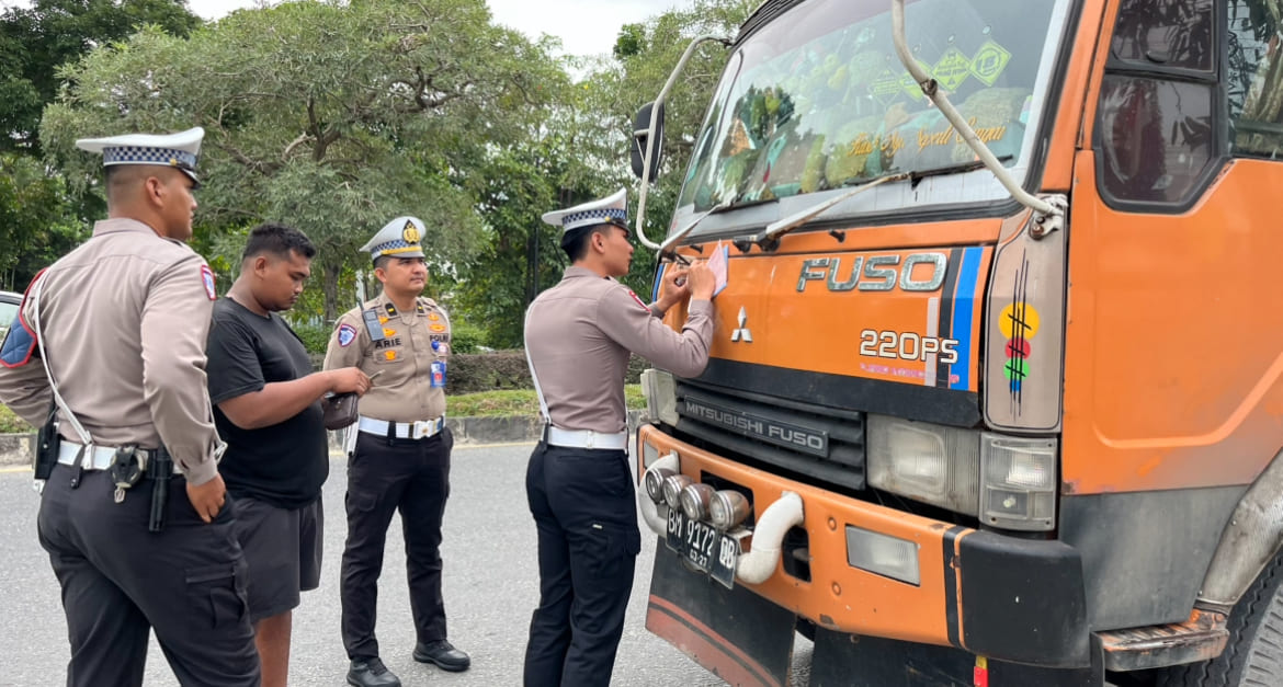 737 Penindakan Sepekan Ops Zebra Lancang Kuning 2025: Truk ODOL hingga Emak-Emak Lawan Arus