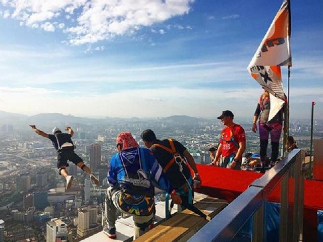 Ratusan Traveler Base Jump ke Menara  Kuala Lumpur