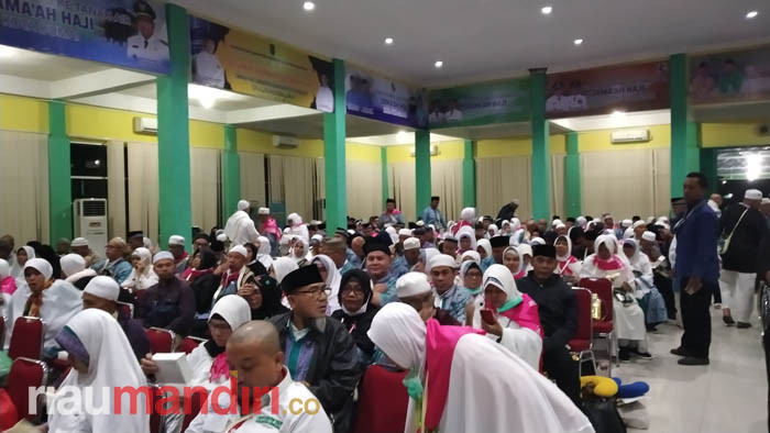443 Jamaah Haji Kloter I Riau Tiba Dini Hari Tadi di Pekanbaru, Disambut Langsung Gubri
