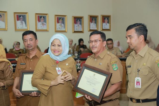 Dispersip Riau Beri Penghargaan ke Kabupaten/Kota yang Berpredikat Baik