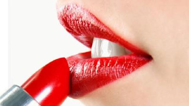 4 Trik Supaya Lipstik Lebih Tahan Lama