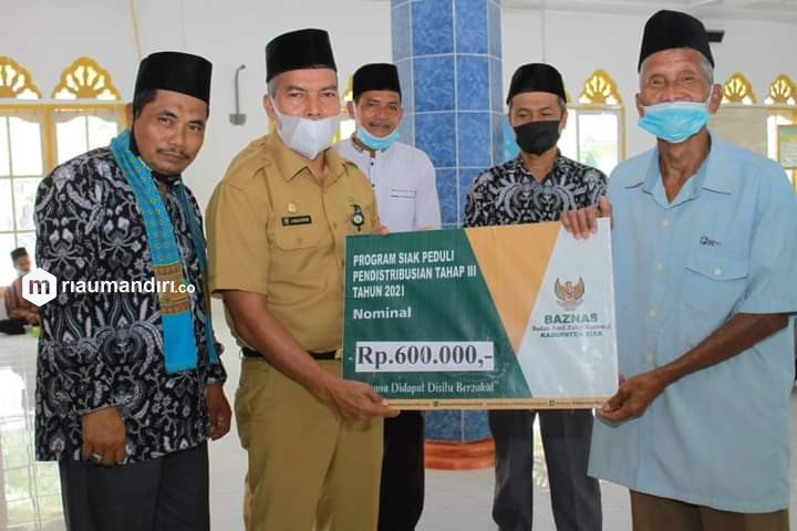 Mustahik Kecamatan Pusako Terima Manfaat Program Siak Peduli