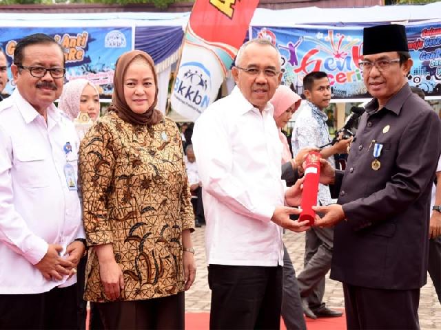 Bupati Terima Manggala Karya Kencana