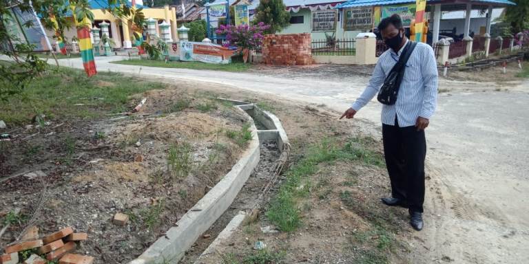 Drainase yang Dibangun di Kampung Rawangkao Siak Tak Sesuai Informasi di Plang