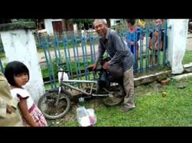 Viral, Kakek Naik Sepeda dari Jawa Cari Anaknya di Kampar