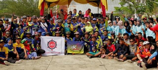Bersama Komunitas Fun Bike, Wabup dan Istri Jelajahi Desa di Pasir Penyu