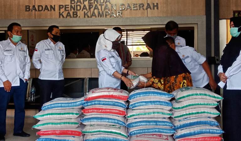 Keluarga Besar Bapenda Kampar Santuni Fakir Miskin dan Anak Yatim