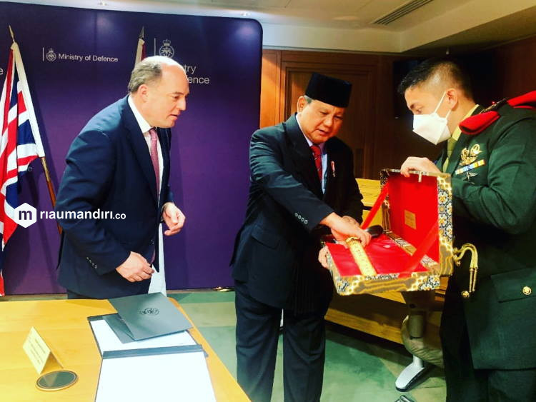 Prabowo Beri Menhan Inggris Hadiah Keris Bali