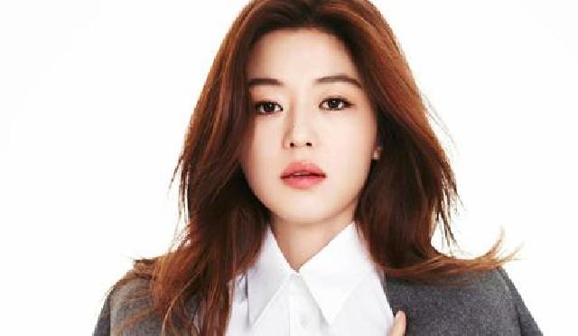Pakai Mantel Bulu, Jun Ji Hyun Malah Dikritik Netter