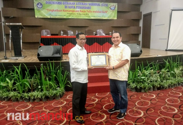 PWI Riau Terima Penghargaan dari Balai Bahasa