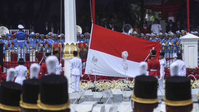 Penurunan Bendera Merah Putih Tutup Peringatan HUT RI ke-73 di Istana Negara